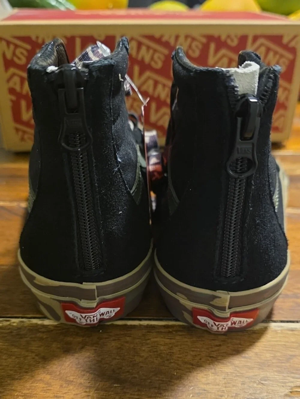 Vans kids Black High-Top Sneakers with Camouflage Laces Sk8-Hi Zip in